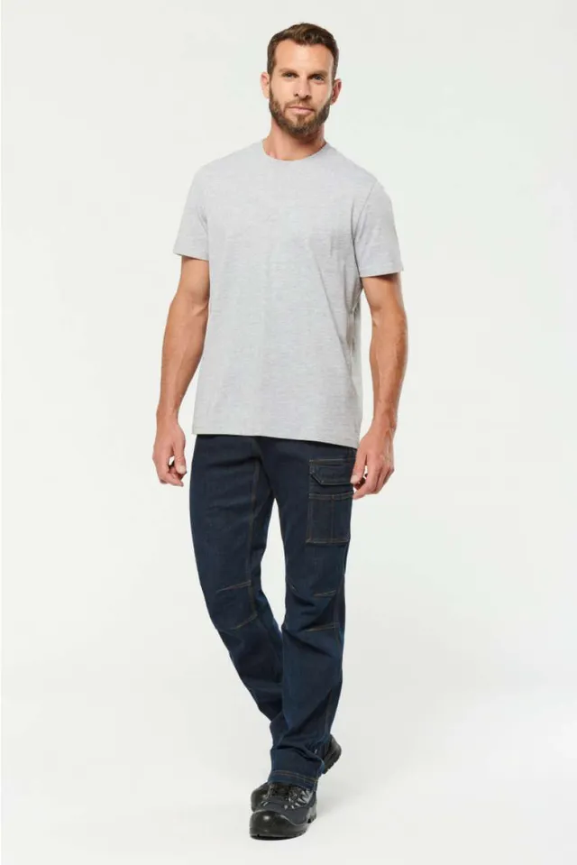 Designed To Work férfi többzsebes denim nadrág (WK705), modellen