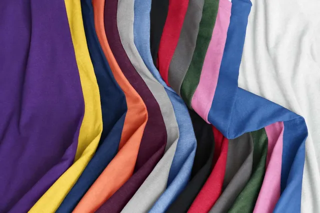 Gildan Heavy Cotton™ felnőtt póló (5000), modellen