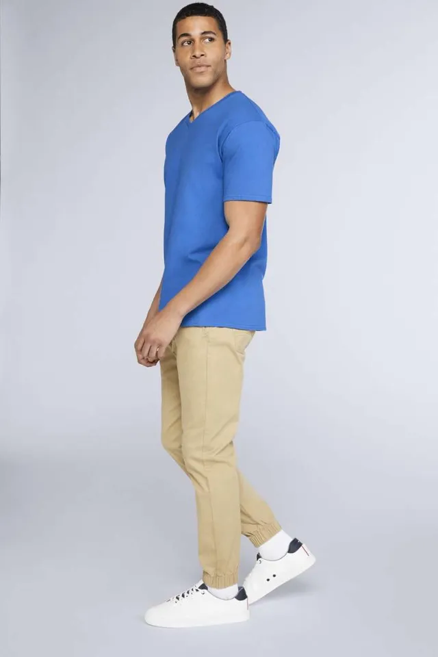 Gildan Premium Cotton® felnőtt V-nyakú férfi póló (41V00), modellen