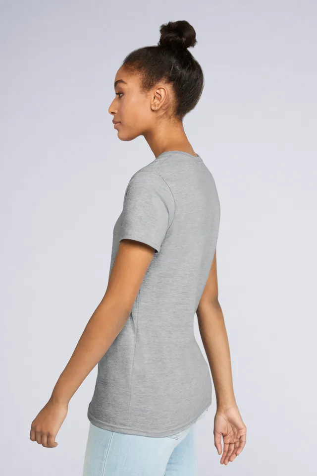 Gildan Premium Cotton® női V-nyakú póló (4100VL), modellen