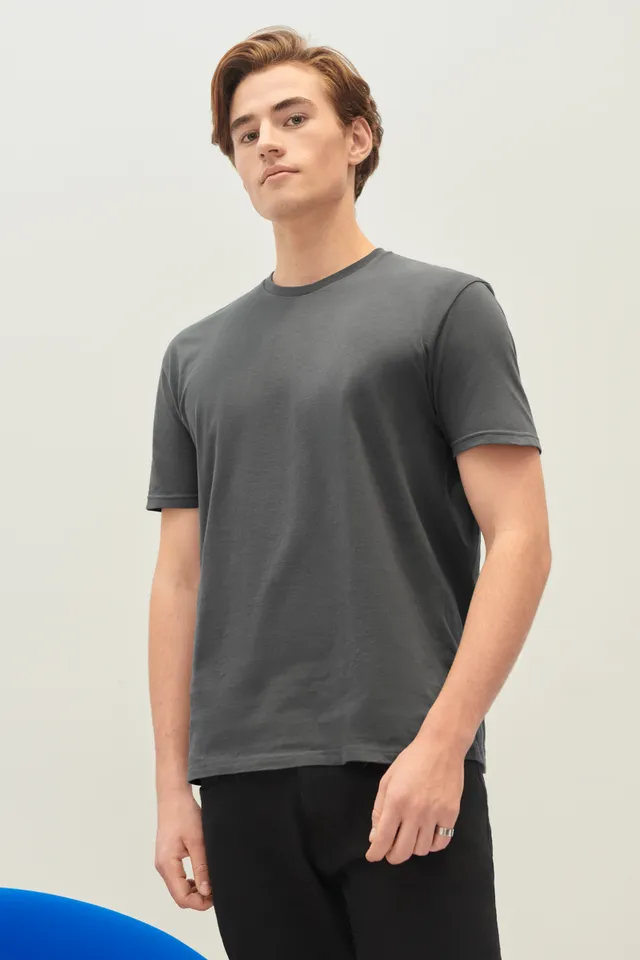Gildan Softstyle™ felnőtt póló (64000), modellen