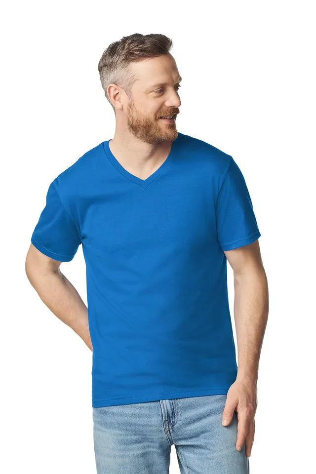 Gildan Softstyle™ felnőtt V-nyakú férfi póló (64V00), modellen