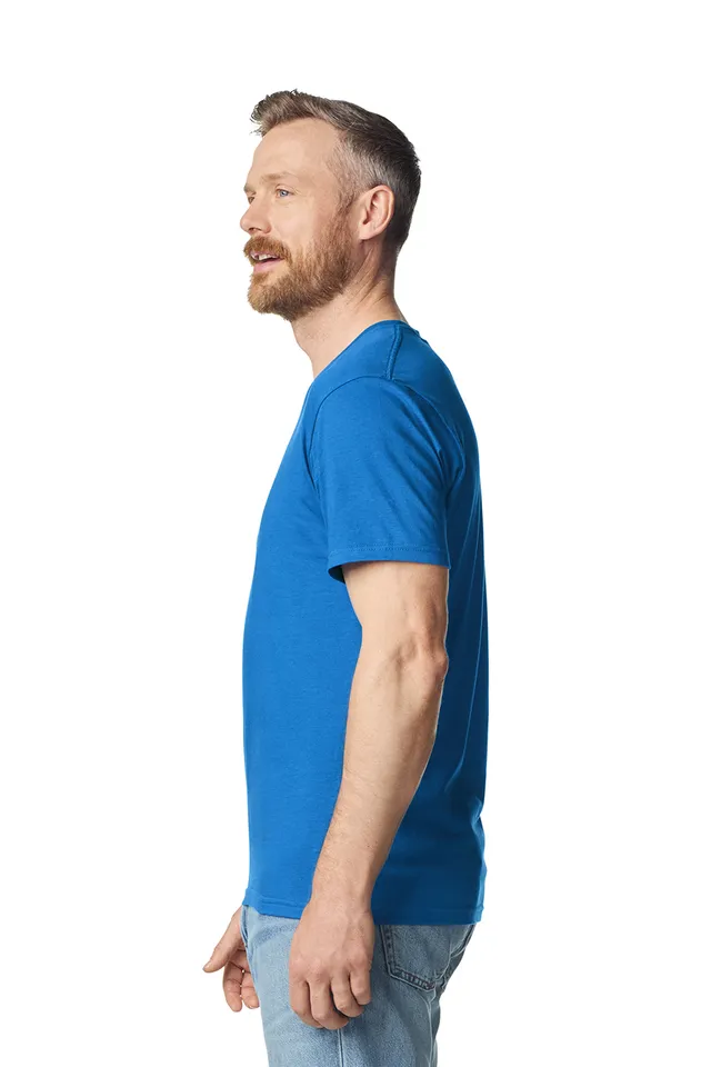 Gildan Softstyle™ felnőtt V-nyakú férfi póló (64V00), modellen