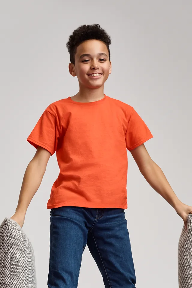 Gildan Softstyle™ gyermek póló (64000B), modellen