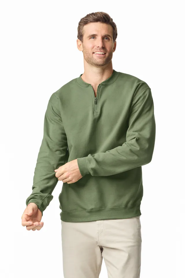 Gildan Softstyle™ Midweight felnőtt 1/4 cipzáras férfi pulóver (SF008), modellen