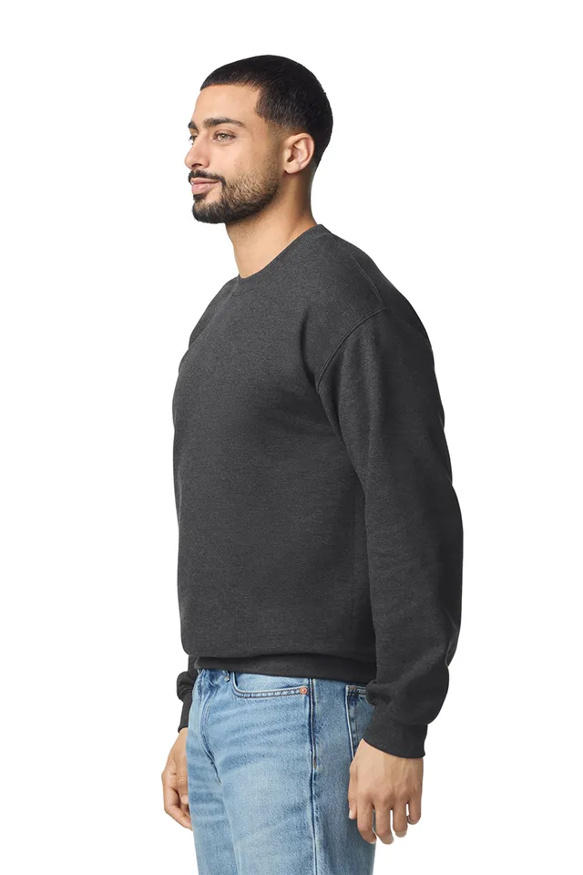 Gildan Softstyle™ Midweight felnőtt környakas pulóver (SF000), modellen
