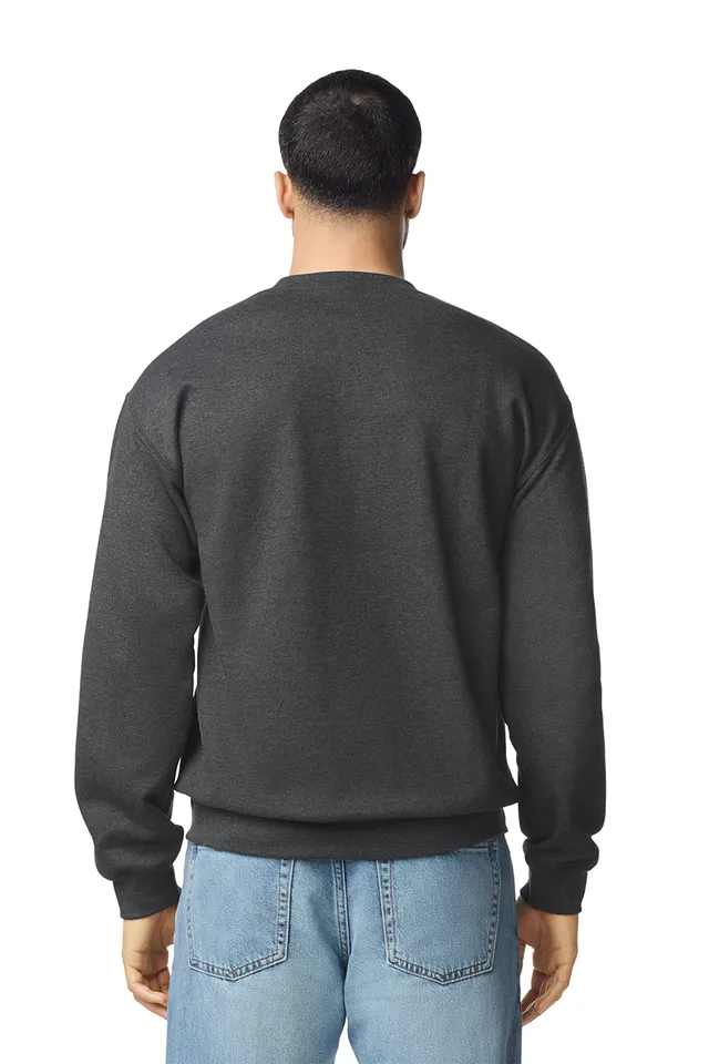 Gildan Softstyle™ Midweight felnőtt környakas pulóver (SF000), modellen