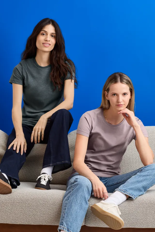 Gildan Softstyle™ női póló (GIL64000-EX), modellen