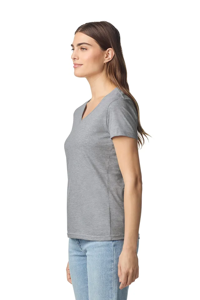 Gildan Softstyle™ női V-nyakú póló (64V00L), modellen