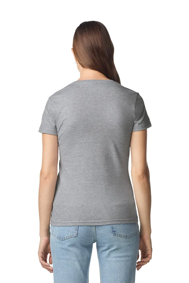 Gildan Softstyle™ női V-nyakú póló (64V00L), modellen