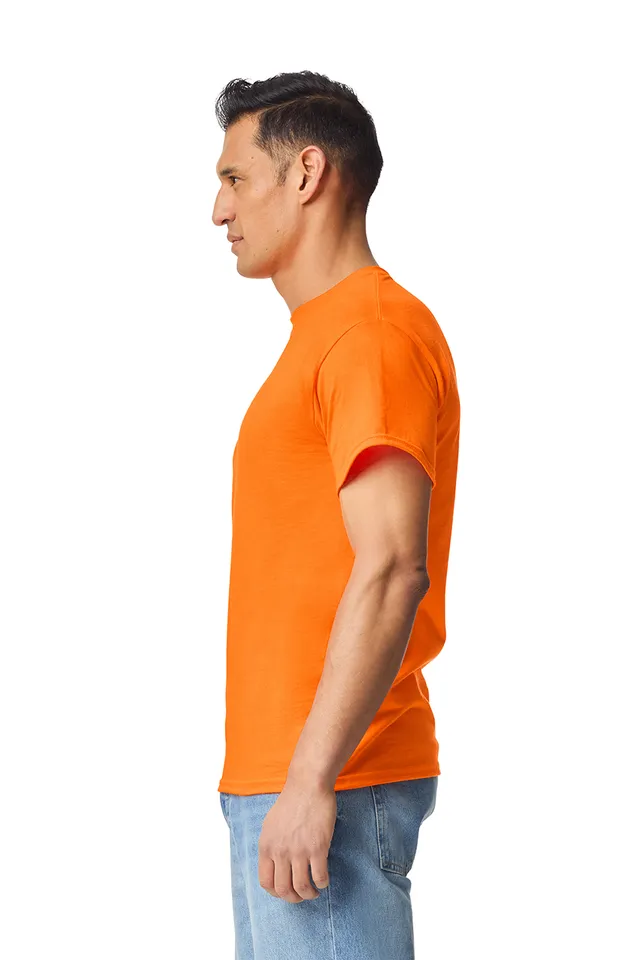 Gildan Ultra Cotton™ felnőtt póló (2000), modellen