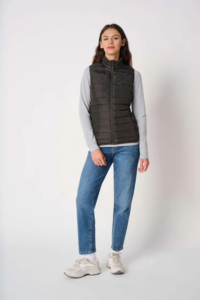 iDeal Basic női bélelt mellény (IB6173), modellen