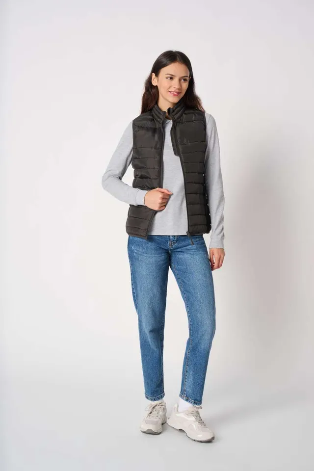 iDeal Basic női bélelt mellény (IB6173), modellen