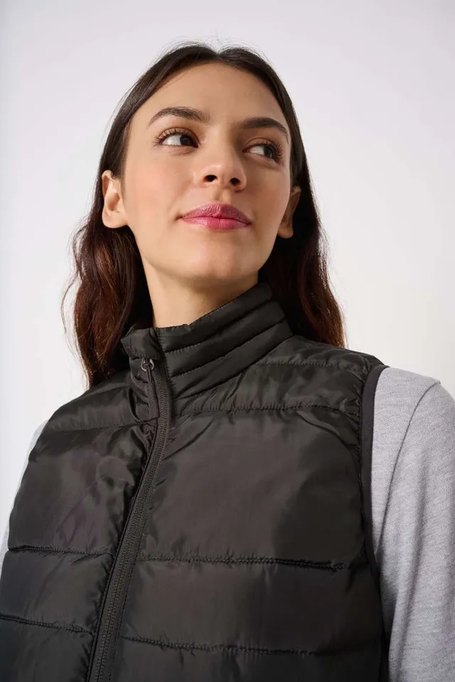 iDeal Basic női bélelt mellény (IB6173), modellen