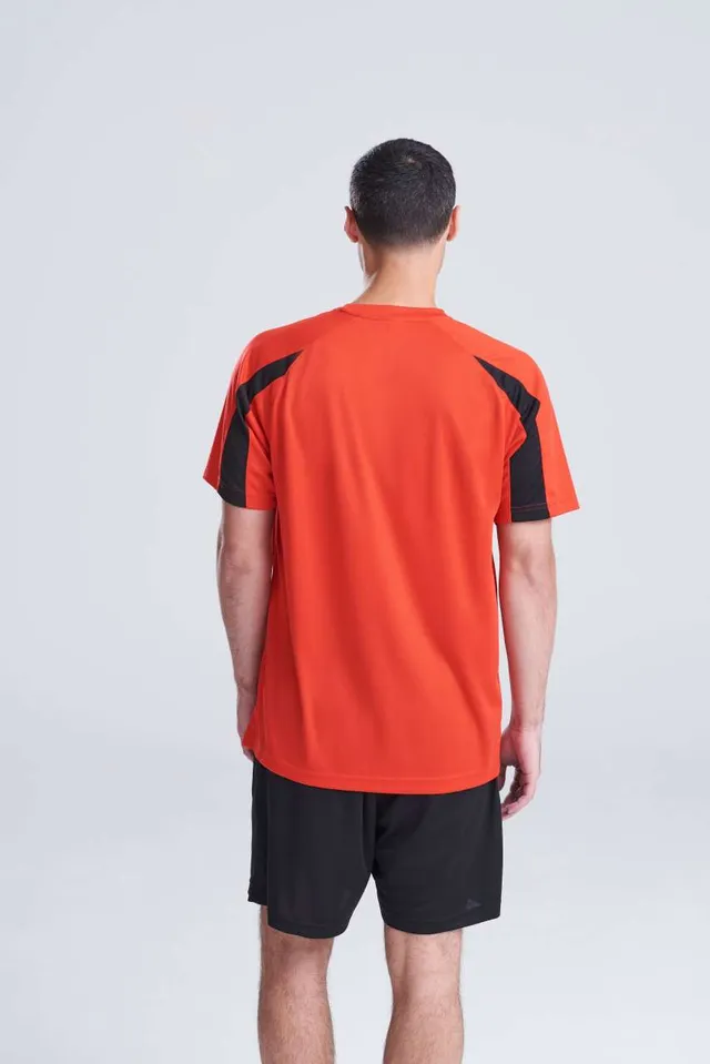 Just Cool kontrasztos Cool férfi póló (JC003), modellen
