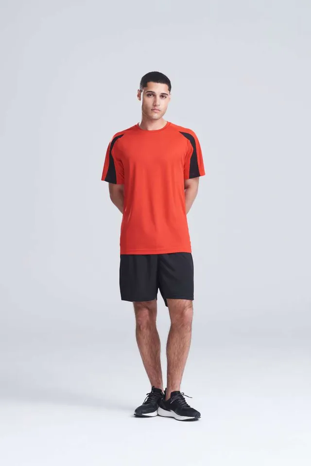 Just Cool kontrasztos Cool férfi póló (JC003), modellen