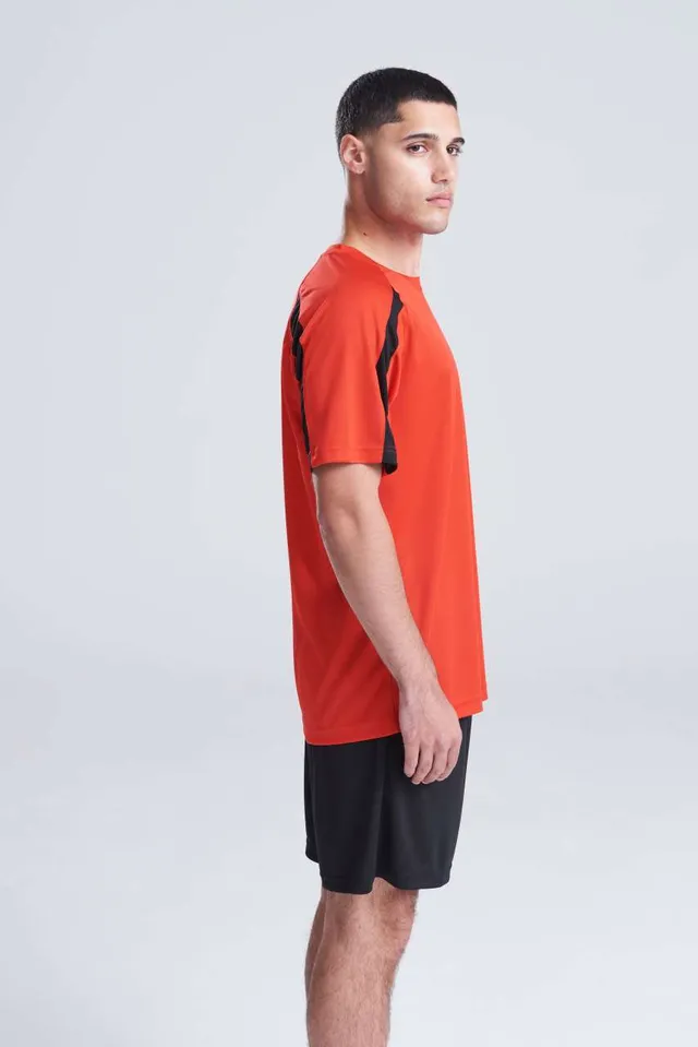 Just Cool kontrasztos Cool férfi póló (JC003), modellen