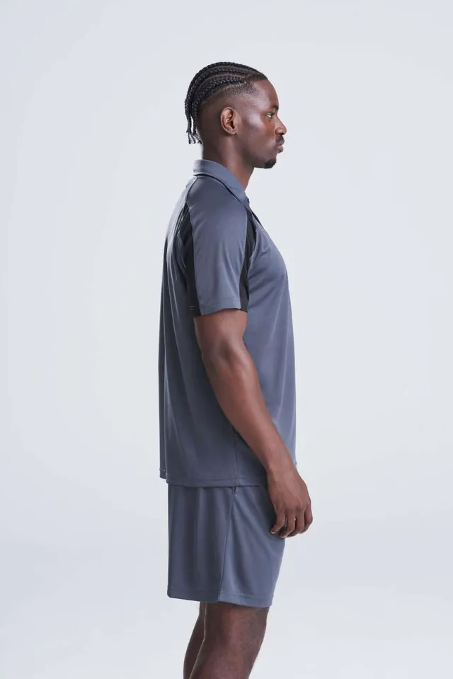 Just Cool kontrasztos Cool férfi póló (JC043), modellen