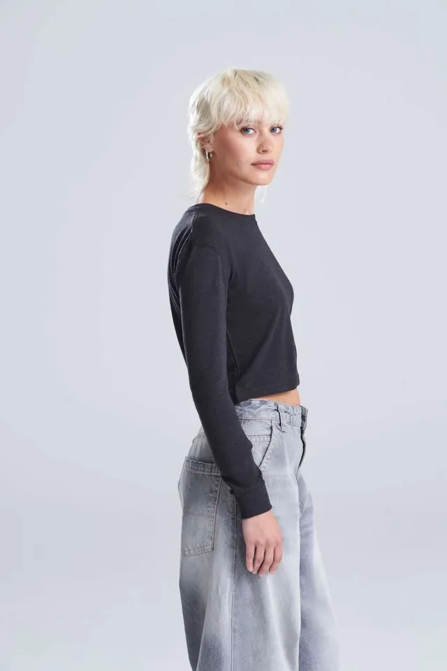 Just Ts női hosszú ujjú rövid fazonú felső (JT016), modellen