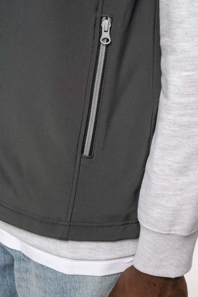 Kariban 2 rétegű softshell mellény (K423), modellen