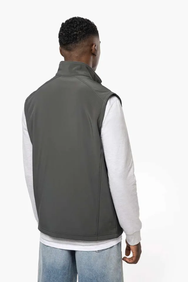 Kariban 2 rétegű softshell mellény (K423), modellen