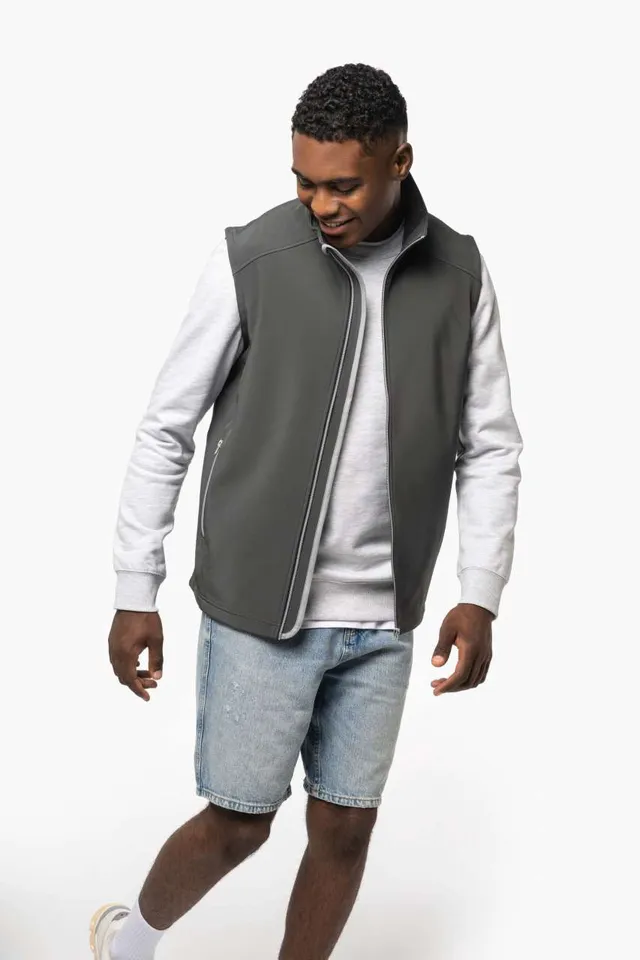 Kariban 2 rétegű softshell mellény (K423), modellen