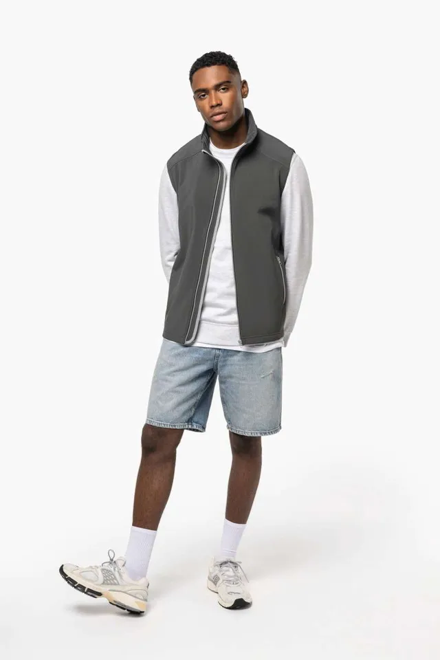 Kariban 2 rétegű softshell mellény (K423), modellen