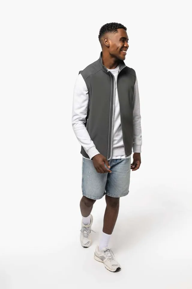 Kariban 2 rétegű softshell mellény (K423), modellen