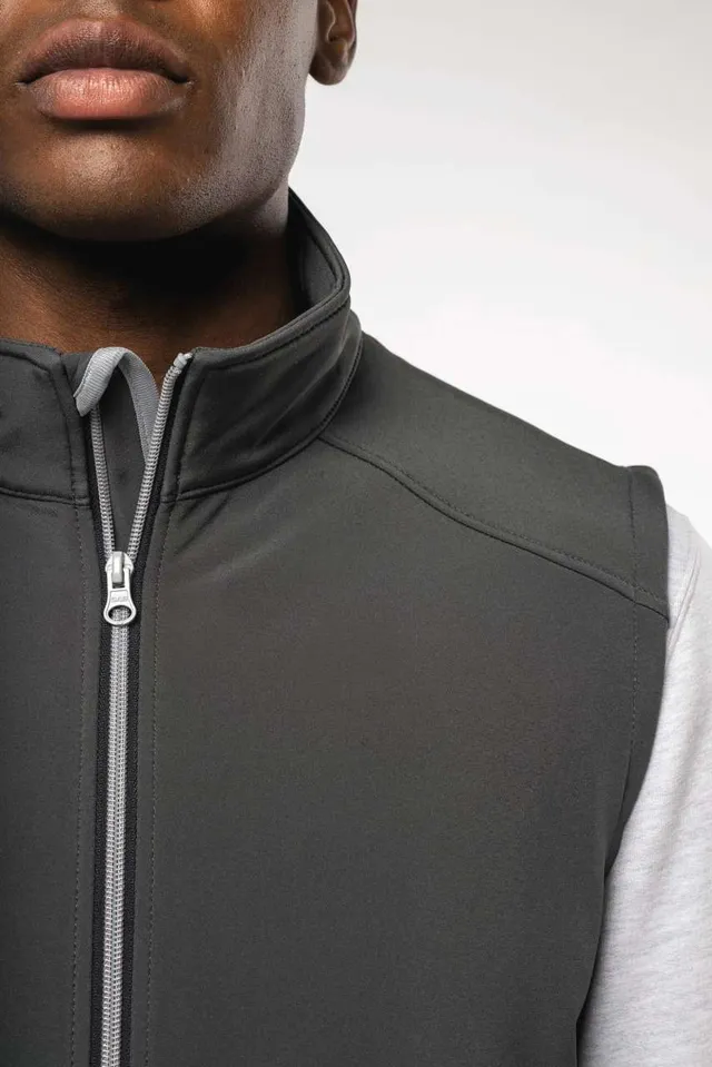 Kariban 2 rétegű softshell mellény (K423), modellen