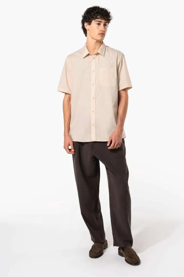 Kariban Ace - férfi rövid ujjú könnyen kezelhető Polycotton poplin ing (K551), modellen