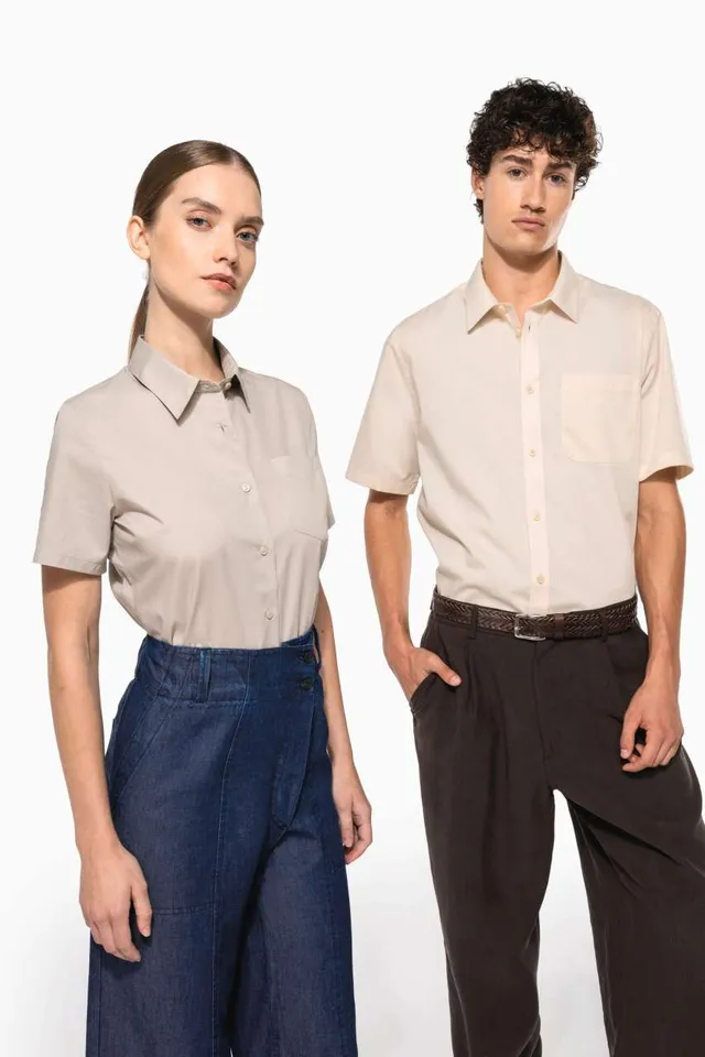 Kariban Ace - férfi rövid ujjú könnyen kezelhető Polycotton poplin ing (K551), modellen