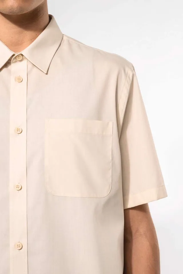 Kariban Ace - férfi rövid ujjú könnyen kezelhető Polycotton poplin ing (K551), modellen