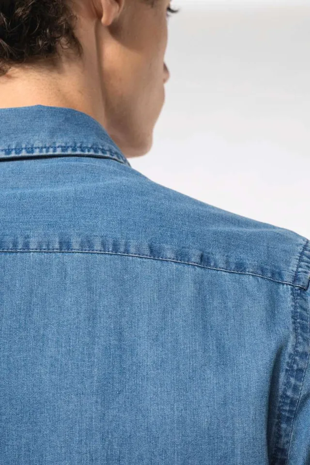 Kariban férfi Chambray ing (K512), modellen