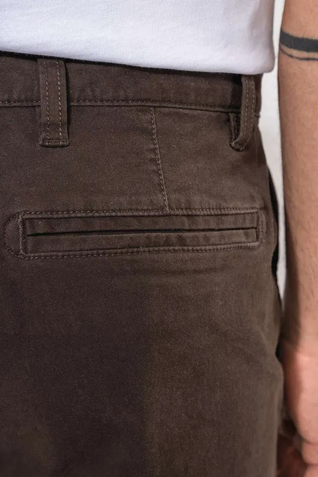 Kariban férfi Chino nadrág (K740), modellen
