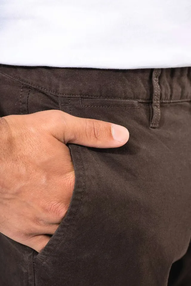 Kariban férfi Chino nadrág (K740), modellen