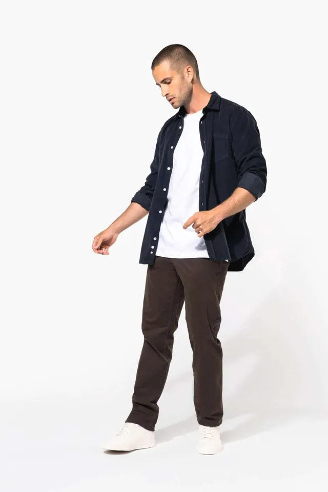 Kariban férfi chino nadrág (K740), modellen