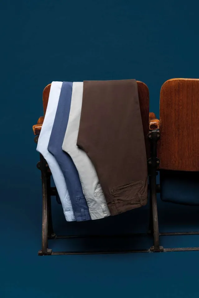 Kariban férfi chino nadrág (K740), modellen