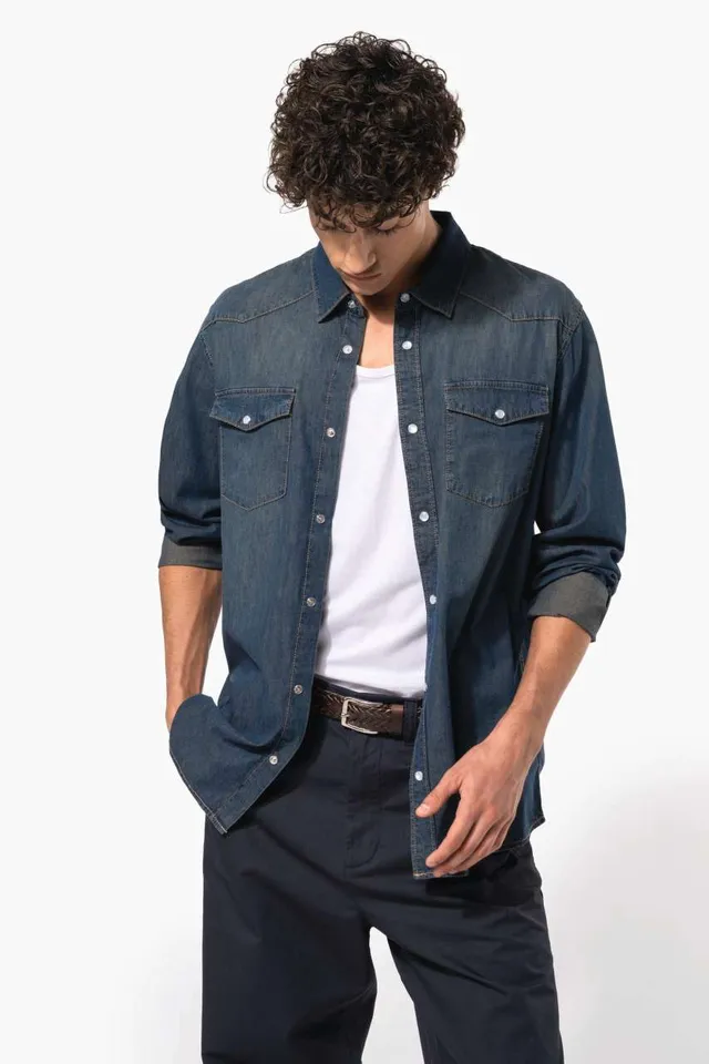 Kariban férfi hosszú ujjú farmer ing (K519), modellen