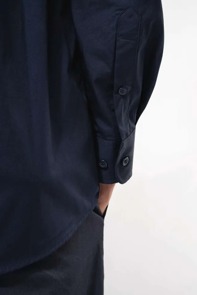 Kariban férfi hosszú ujjú poplin ing (K513), modellen