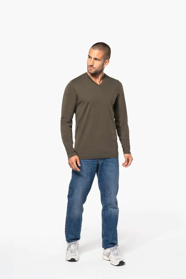 Kariban férfi hosszú ujjú V-nyakú póló (K358), modellen