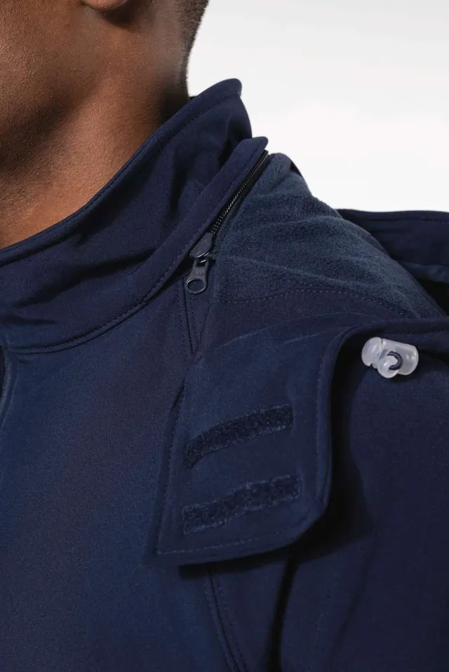 Kariban férfi kapucnis softshell kabát (K413), modellen