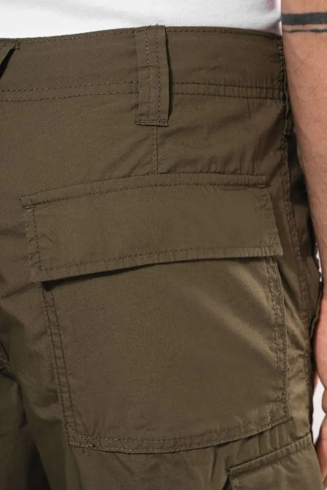 Kariban férfi könnyű sokzsebes bermuda Short nadrág (K755), modellen