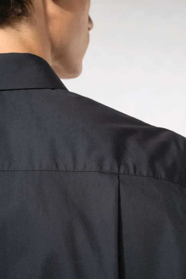 Kariban férfi rövid ujjú könnyen kezelhető pamut poplin ing (K543), modellen
