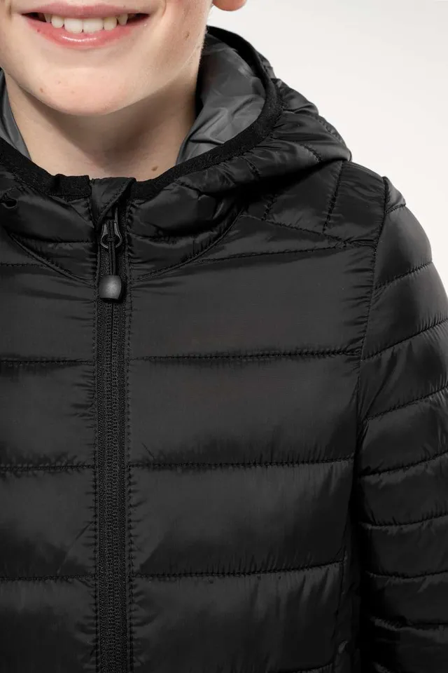 Kariban gyermek pehelykönnyű kapucnis bélelt dzseki (K6112), modellen