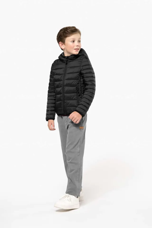 Kariban gyermek pehelykönnyű kapucnis bélelt dzseki (K6112), modellen