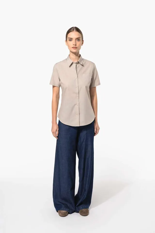 Kariban Judith - női rövid ujjú könnyen kezelhető Polycotton poplin ing (K548), modellen
