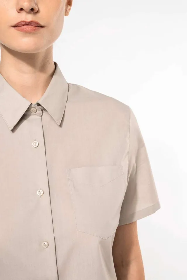 Kariban Judith - női rövid ujjú könnyen kezelhető Polycotton poplin ing (K548), modellen