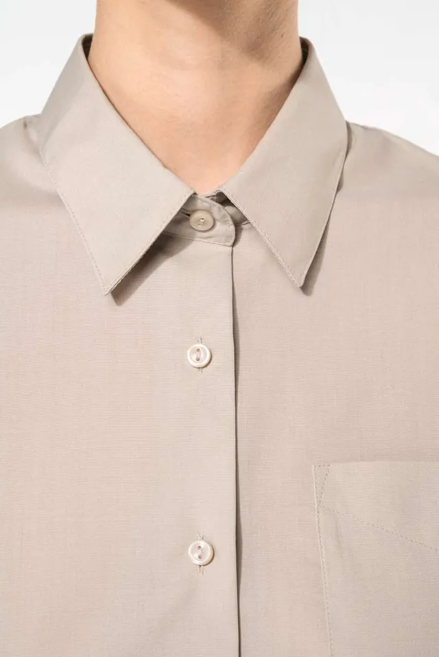 Kariban Judith - női rövid ujjú könnyen kezelhető Polycotton poplin ing (K548), modellen