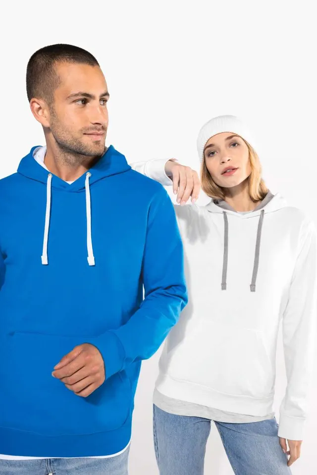 Kariban kontrasztos kapucnis férfi pulóver (K446), modellen