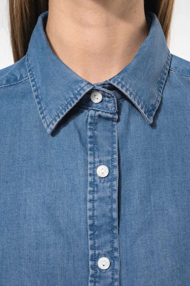 Kariban női Chambray ing (K509), modellen